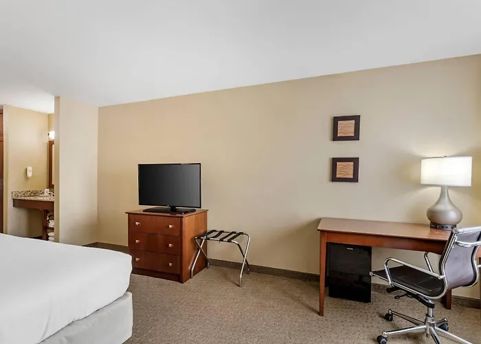 Comfort Inn & Suites East Moline Near I-80
