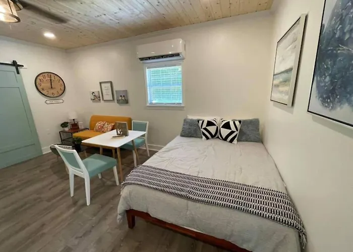 Beautifully Renovated Studio 2 Miles From Marina!