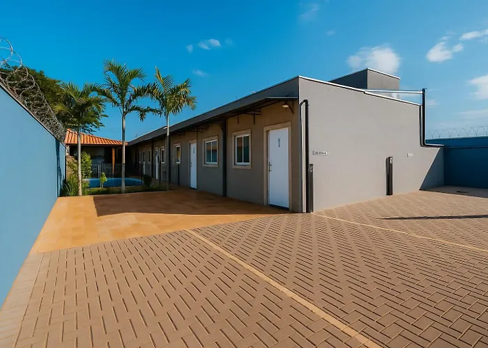 Kitnet com piscina, cozinha, banheiro privativo.