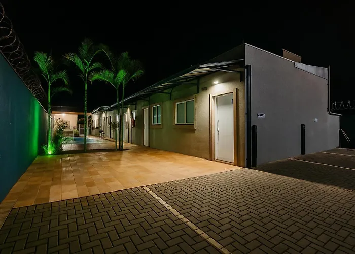Kitnet com piscina, cozinha, banheiro privativo.