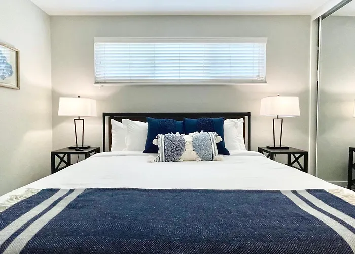 Downtown-King Bed-Top Floor-Parking-Wi-Fi