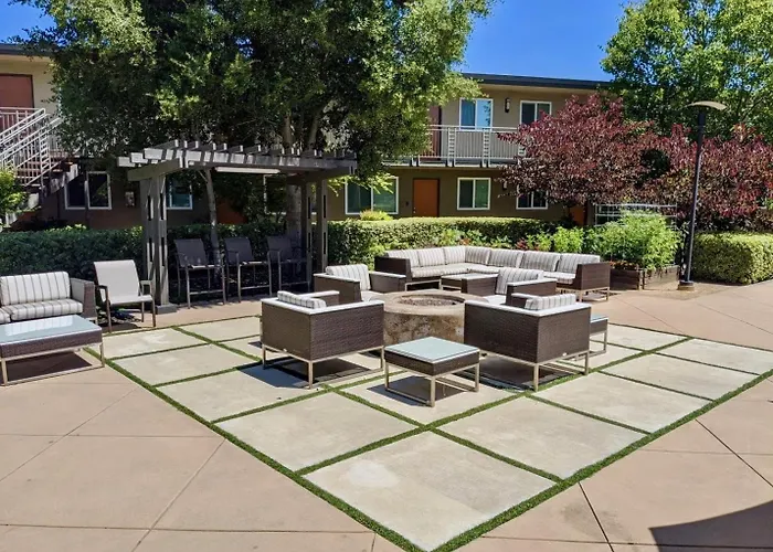 King Bed-Parking-Top Floor-Desk-Downtown