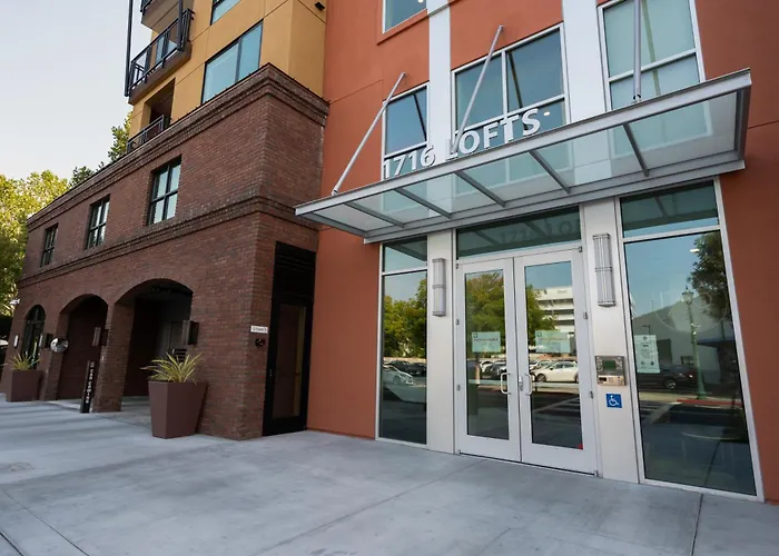 King Bed-Walk Downtown-Free Garage Parking-Laundry