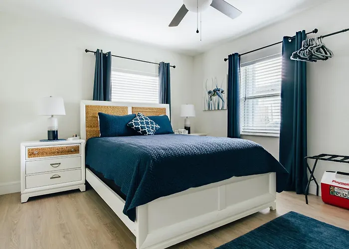 New & Blue - 2 Blocks To The Beach