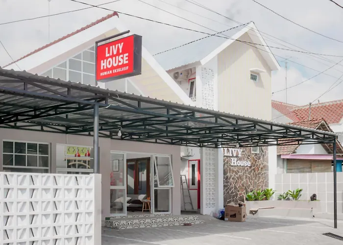 Urbanview Livy House Blitar