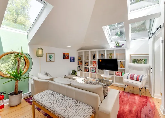 Pet-Friendly Minneapolis Studio: Walk To Lake!