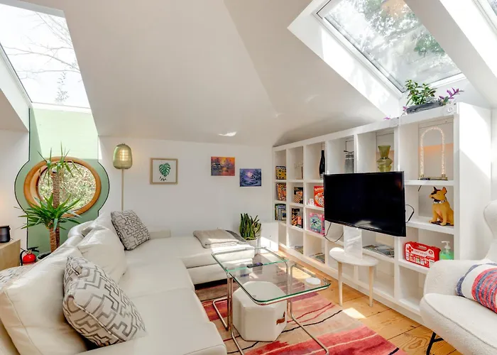 Pet-Friendly Minneapolis Studio: Walk To Lake!