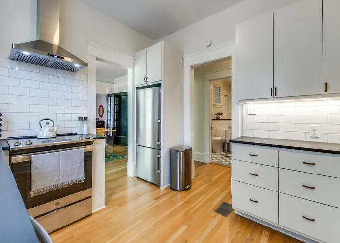Historic Central Dallas Apartment - Modern & Roomy