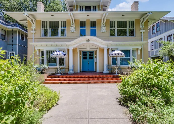 Historic Central Dallas Apartment - Modern & Roomy