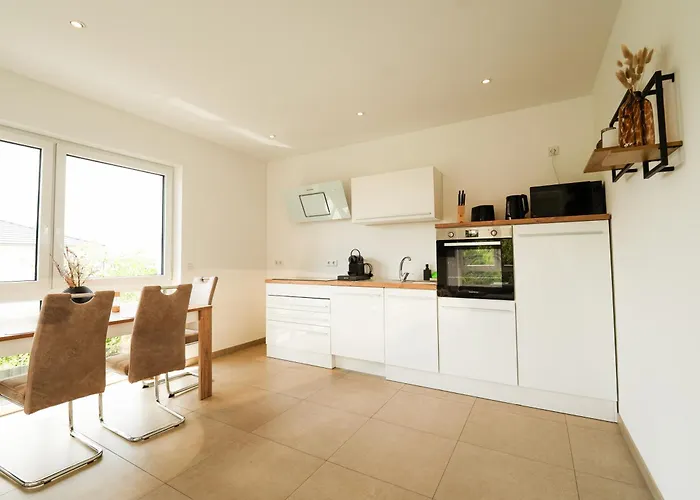 neue 90qm Ferienwohnung mit 3 Schlafzimmern in Seenähe