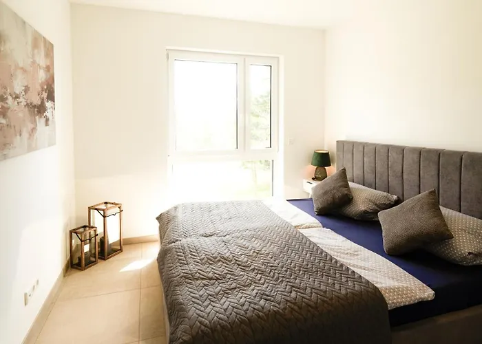 neue 90qm Ferienwohnung mit 3 Schlafzimmern in Seenähe