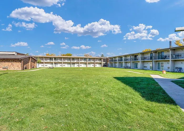 Hotel O Suites & Conference Centre Urbana-Champaign University