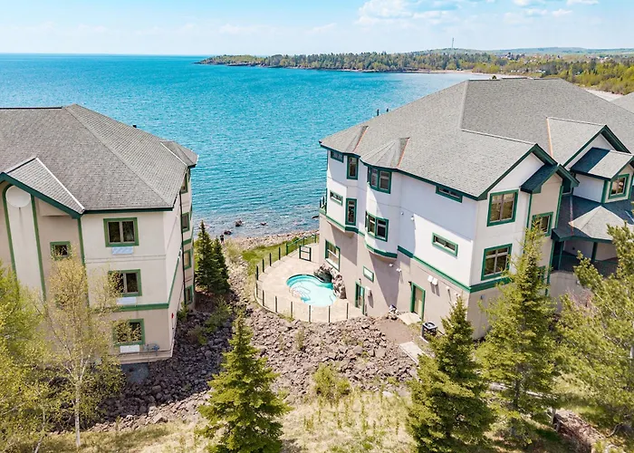 Amazing Lake View King Suite, Kitchen & Pools