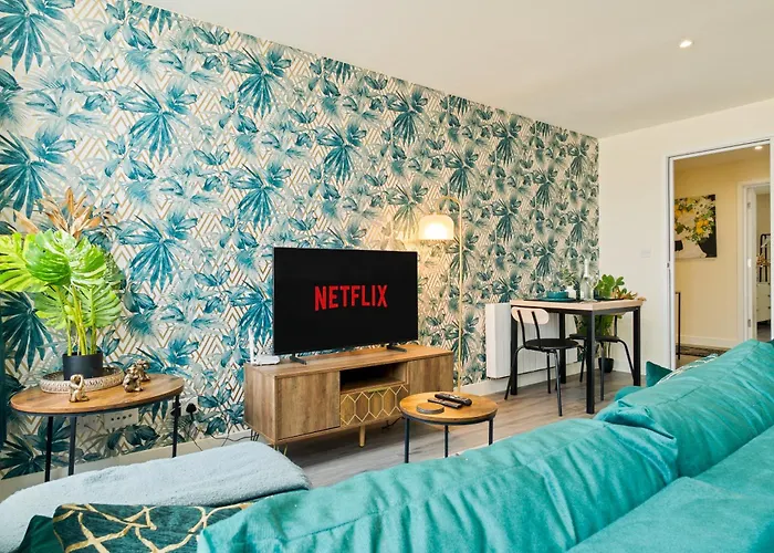 Stylish 1-Bed Central Getaway With Cathedral Views