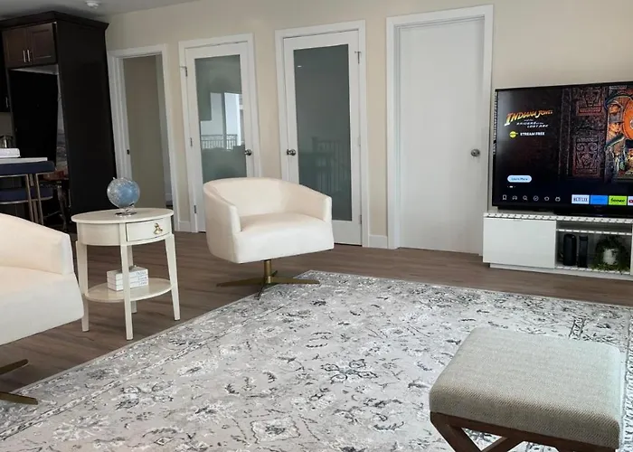 Cozy & Elegant Torrance Apartment With Balcony