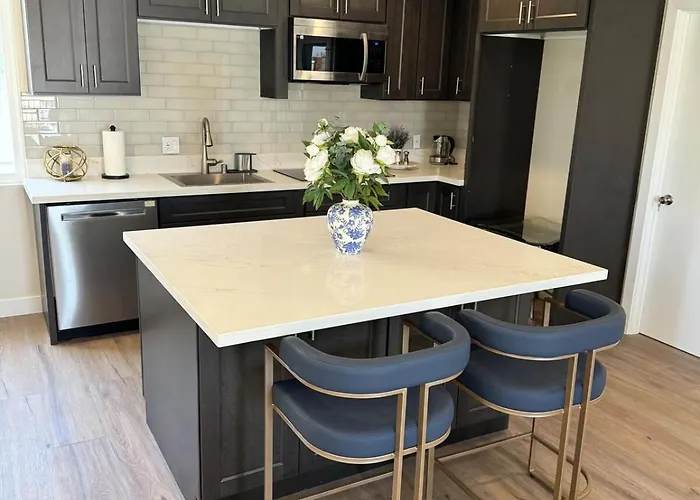 Cozy & Elegant Torrance Apartment With Balcony