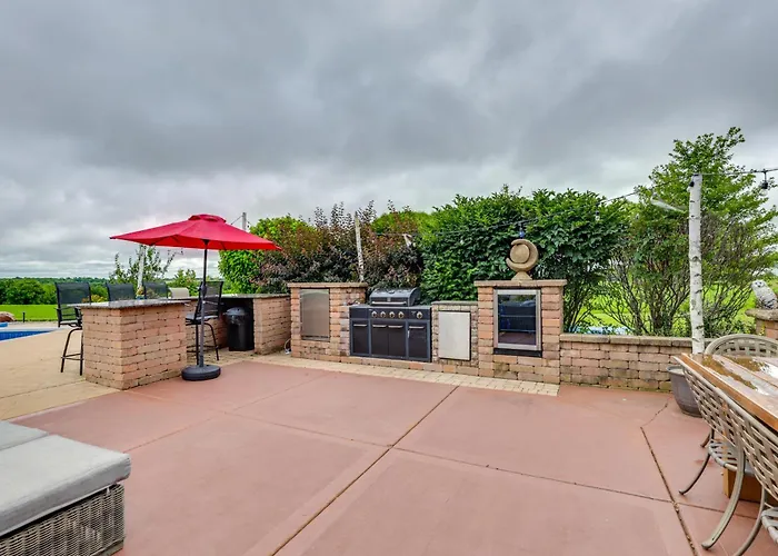 Outdoor Oasis: Luxe Flat In Mt Horeb!