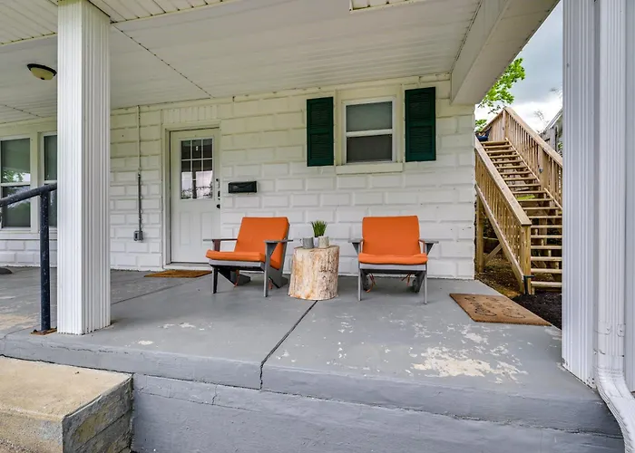 Walk To Dtwn Greensburg: Charming Unit W/ Deck!