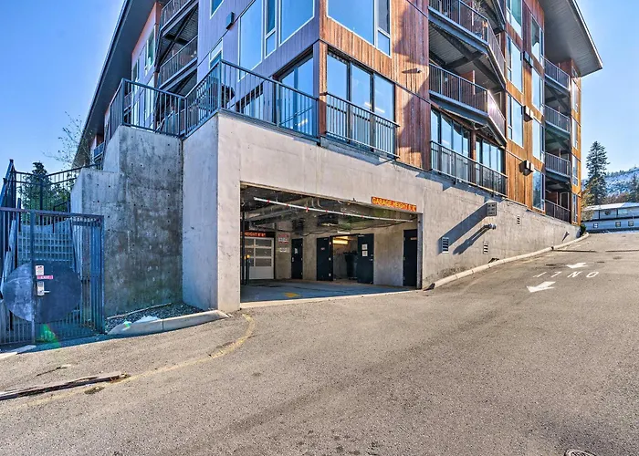Unique Top-Level Condo With Amazing Lake Views!