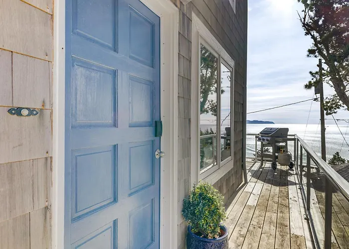 Oceanside Escape W/ Stunning Views: Walk To Beach!