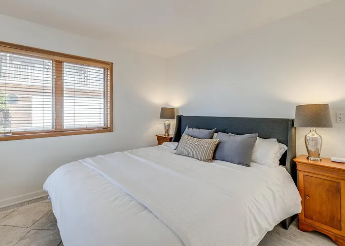 Oceanside Escape W/ Stunning Views: Walk To Beach!