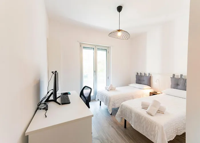 Guesthost - Seaside Exclusive Retreat With Balconies & Parking