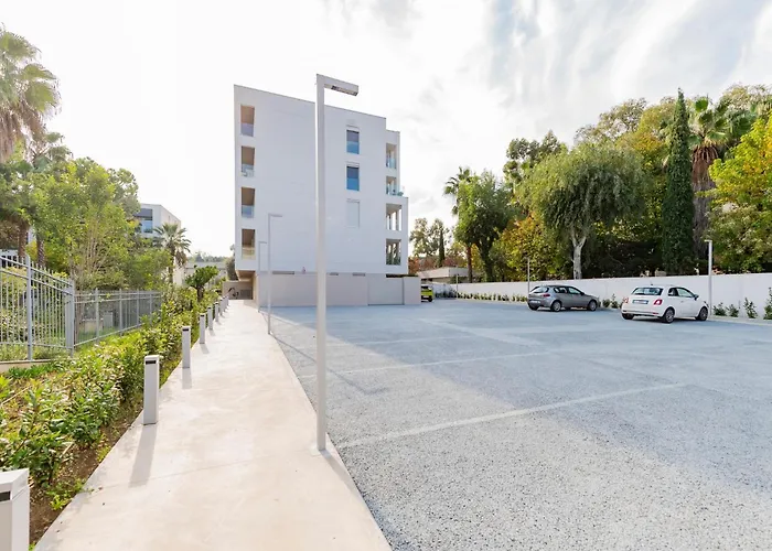 Guesthost - Seaside Exclusive Retreat With Balconies & Parking
