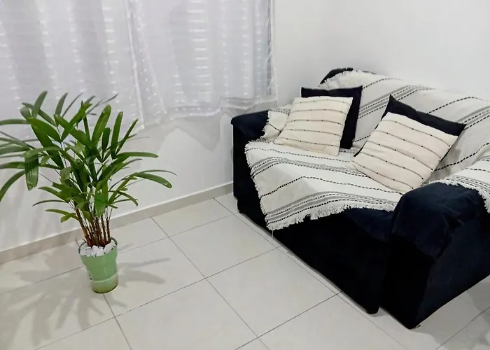 Apto mobiliado perto do centro com garagem