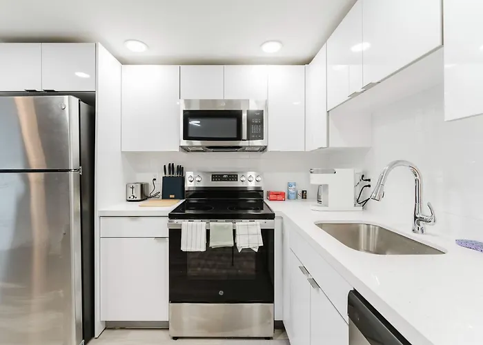 Waterfront Retreat Views, Pool, Hot Tub, Gym Walk To Beach & Boca Resort!