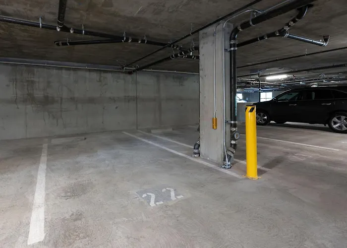 Downtown-Elevator-King Bed-Garage Parking-Laundry