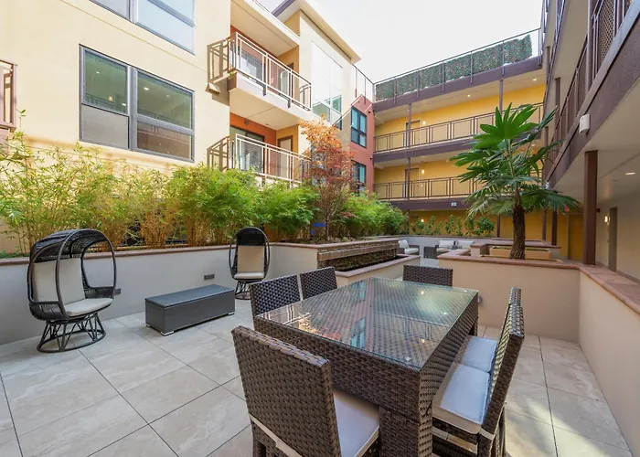 Bright Top Floor-Elevator-Walk Downtown-Laundry