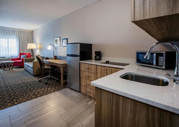 Days Inn & Suites By Wyndham Rochester Hills Mi