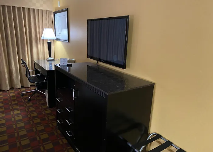 Ramada By Wyndham Rochelle Park Near Paramus