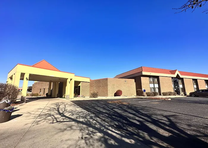 Super 8 By Wyndham Harrison Oh