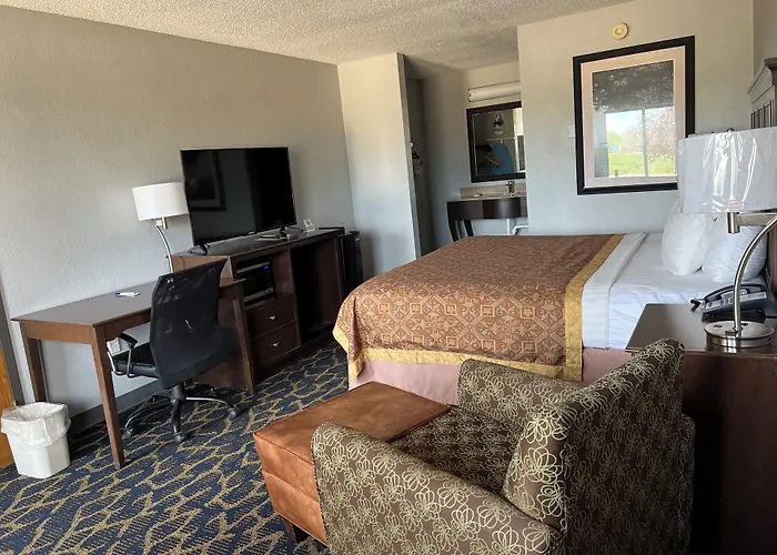 Greenlight Inn & Suites St James