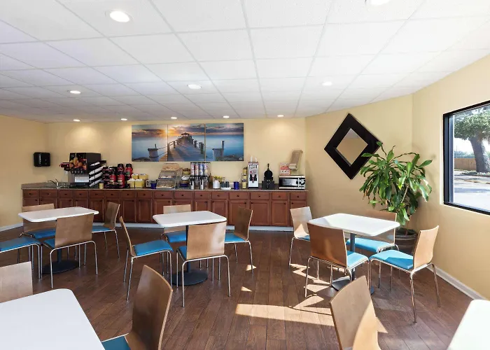 Days Inn By Wyndham Biloxi Beach
