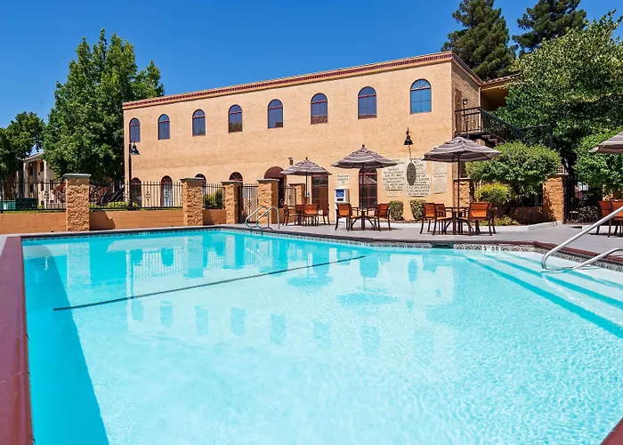 Best Western Plus Heritage Inn