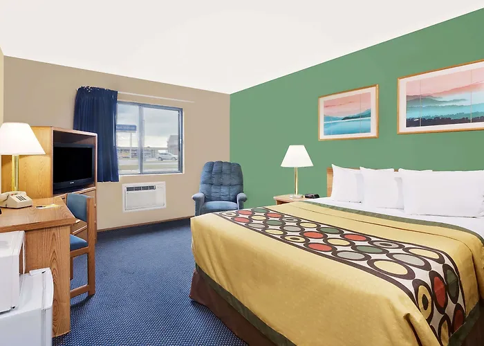Super 8 By Wyndham Marshall