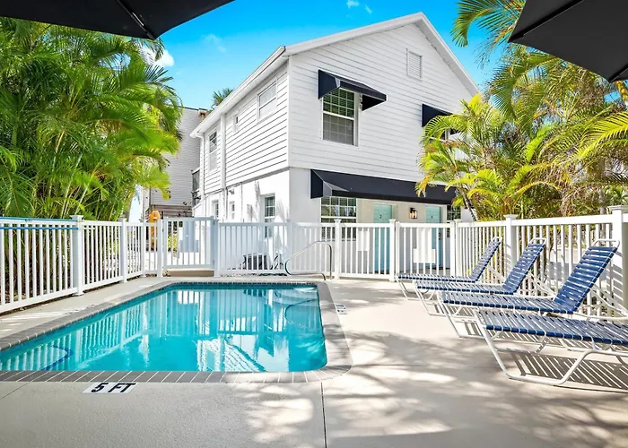 Parrot Beach Cottages Suite #4