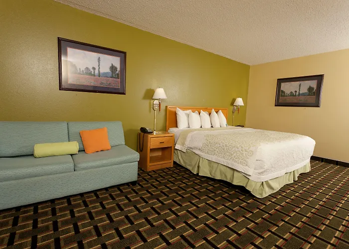 Days Inn By Wyndham Park City Kansas