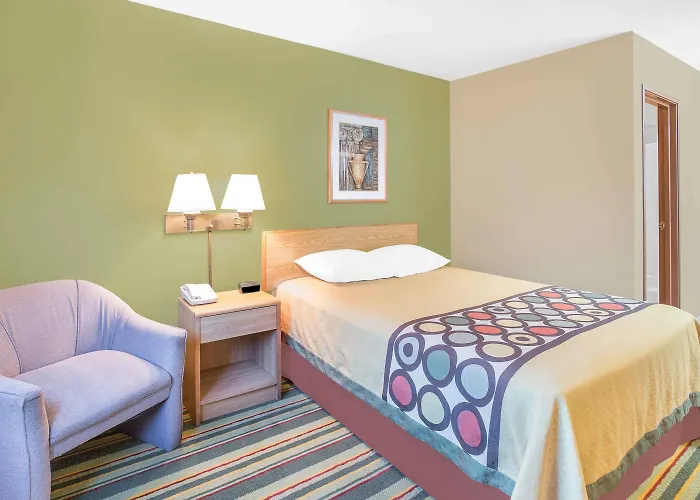 Super 8 By Wyndham East Moline