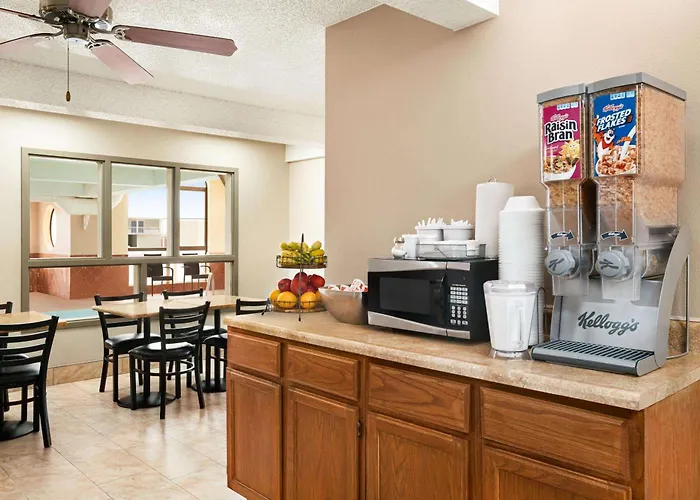Super 8 By Wyndham Liberal Ks