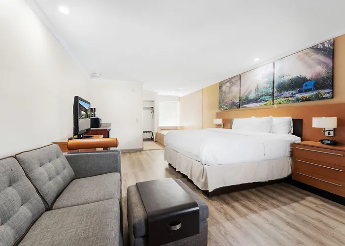 Days Inn & Suites By Wyndham Roseville/Detroit Area