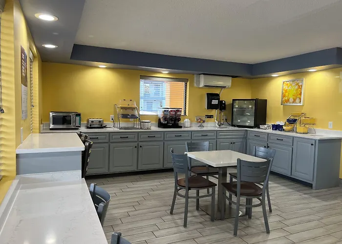 Days Inn & Suites By Wyndham Warner Robins Near Robins Afb