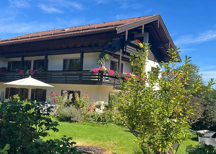 Charmantes Garten-Apartment: Erholung im Chiemgau