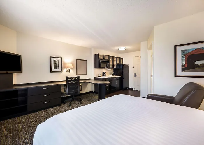 Sonesta Simply Suites Detroit Warren
