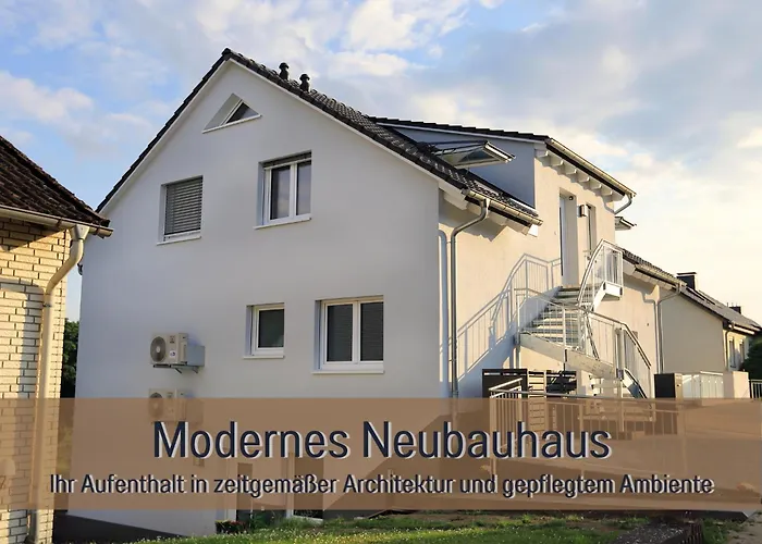 FeWo Blaue Lagune Northeim- neu, modern, geräumig - 100 qm - 3 Schlafzimmer- bis 6 Gäste, Kleinkinder reisen gratis - mit Garten, Grill&Terrasse - Fußbodenheizung - Smart-TV - Küche mit Backofen Spühlmaschine, Toaster - Fahrradkeller - nahe Götting