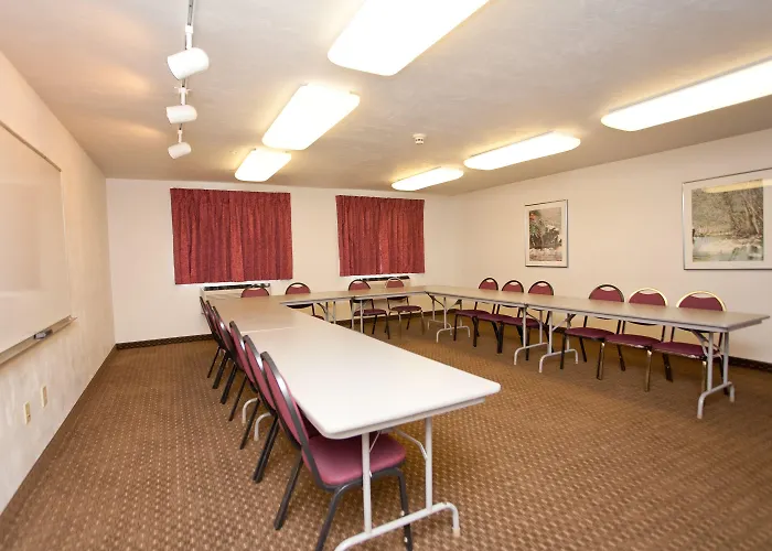 Super 8 By Wyndham Woodburn