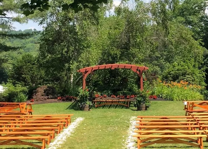 Publick House Historic Inn And Country Motor Lodge