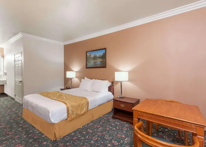 Days Inn & Suites By Wyndham South Gate